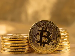 ارتفعت عملة بتكوين بنسبة 55 بالئمة تقريبا في تسعة أيام بعد أن كشفت فسيبوك عن خططها لإطلاق ليبرا في 18 يونيو حزيران