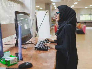 يتميز البرنامج بتقليل التكلفة على الموظف وصاحب العمل، حيث لا يحتاج الموظف للانتقال من منطقة إقامته إلى المنطقة التي توجد فيها المنشأة