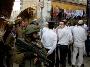 Israeli soldiers stand guard (AFP)