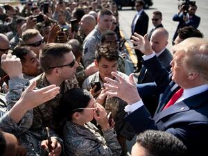 US President Donald Trump greets troops as Air Force One is refueled at Elmendorf Air Force Base while traveling to Japan on June 26, 2019, in Anchorage, Alaska.  Brendan Smialowski / AFP