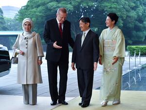 Turkey's President Recep Tayyip Erdogan (2nd L) speaks with Japan's Emperor Naruhito (2nd R) and Empress Masako (R) beside his wife Emine Erdogan (L) upon their arrival at the Imperial Palace in Tokyo on July 1, 2019.  Toshifumi KITAMURA / AFP