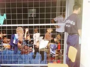 Syria'n families imprisoned in a cage in Hungary  (Twitter)