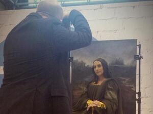 Drew Gardner recreating the Mona Lisa at the photography show (Twitter)
