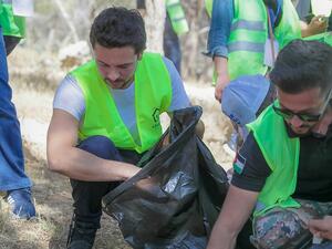 Crown Prince Al Hussein bin Abdullah II joins young volunteers in Husban Forest (Twitter)