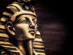 Stone pharaoh tutankhamen mask (Shutterstock)	