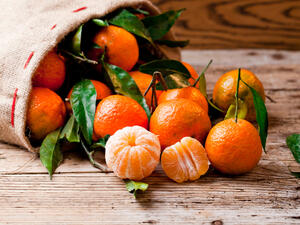 Fresh picked mandarins (Shutterstock)