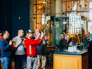 Crowd watching Golden death mask of Tutankhamen (Shutterstock)	