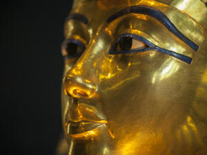 Funeral mask of the Pharoah Tutankhamun (Shutterstock)	