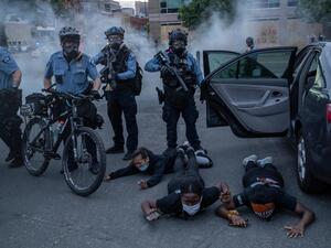  اندلع العنف لليلة السابعة على التوالي. وأضرم محتجون النار في مركز تجاري في لوس أنجلوس