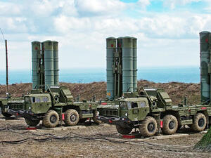 تتدرب وحدات الدفاع الجوي المشتركة لروسيا ومصر خلال المناورات على حماية المطارات العسكرية من هجمات الطائرات المعادية 