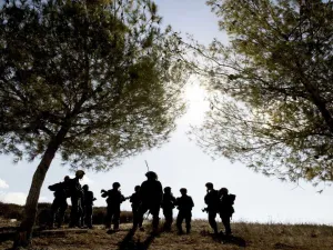 تعرضت سفينة شحن "هيليوس راي" المملوكة لنفس الشركة، لهجوم يشتبه بأنه إيراني 