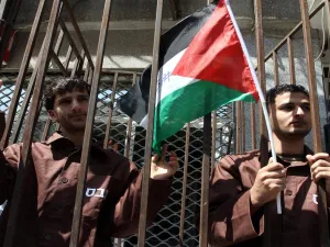  مراقبة ساحة الفورة في سجن الدامون بالكاميرات، مما ينتهك خصوصيتهن ويُقيد حركتهن