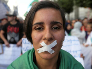 وأكد شهود توقيف متظاهرين.