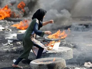 وأكد المتظاهرون أن سقف مطالبهم "لن يقف عند حد" وأن أبسط تلك المطالب الآن "هو إقالة مصطفى الكاظمي".