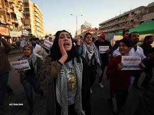 وفي العراق، يشكل مجلس الوزراء عادة بتوافق بين المتنافسين السياسيين بعد مفاوضات شاقة على المناصب المؤثرة.