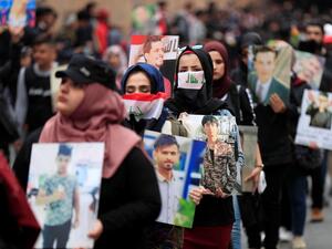  تعرض حسين الذي يعمل كمتطوع في إسعاف الناشطين المشاركين في التظاهرات للتعذيب