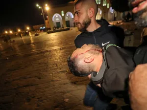 يحتج الفلسطينيون على قرارات إسرائيلية، بإخلاء عائلات فلسطينية من منازل شيدتها عام 1956