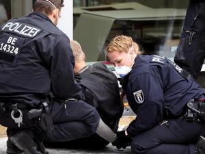 اقدم رجل مسلح بسكين على احتجاز رهائن في حافلة ركاب جنوب ألمانيا.