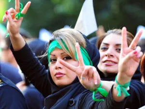 ظريف: تعريض عمال البناء لإرهاب اقتصادي لا يظهر سوى أقصى فشل لسياسة الضغوط القصوى الأمريكية