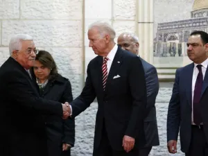 تلقى الرئيس الفلسطيني محمود عباس اتصالا هاتفيا السبت من الرئيس الأميركي جو بايدن.