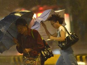 ووضع نحو 1200 جندي في حالة تأهب في ظل مخاوف من الفيضانات واشتداد العاصفة.