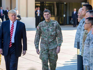 كان إسبر في الصف الأول من مسؤولي الإدارة الأميركية الذين وقفوا إلى جانب ترامب لالتقاط صورة أمام الكنيسة