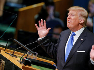 اضطر أربعة أعضاء ديموقراطيين في مجلس الشيوخ ساعين للفوز بترشيح حزبهم لمواجهة ترامب