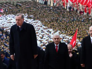 الرئيس أردوغان بدأ فعليا يظن نفسه الخليفة أو السلطان العثماني.