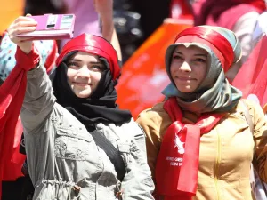 يعتمد كلا القانونين في الانتخابات الرئاسية والمحلية على نفس التعميمات