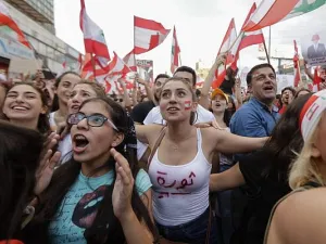 الرئيس اللبناني يوقع قانونا لتعويض ضحايا انفجار مرفأ بيروت
