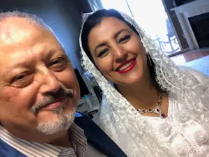 خاشقجي وزوجته حنان العتر بينما خديجة جانكيز ضابطة في المخابرات التركية مهمتها تشويه صورة السعودية