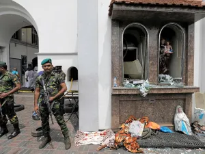 أسفرت التفجيرات الانتحارية التي هزت سريلانكا صباح يوم الأحد عن مقتل 321 شخصا وإصابة نحو 500 آخرين