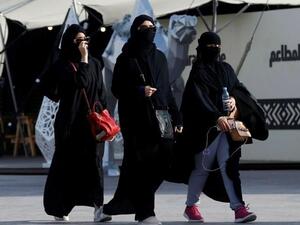 ساعات متواصلة خلال ثلاثة أيام في أرجاء الموقع الذي بني خصيصا للحفل في الصحراء قرب الرياض