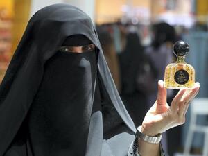 كانت ما يسمى بهيئة الامر بالمعروف تلزم وتعاقب من يمارس العمل اثناء وقت الصلاة 
