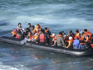  10 آلاف شخص ينتظرون في إندونيسيا الآن والذين سيصعدون على متن قارب