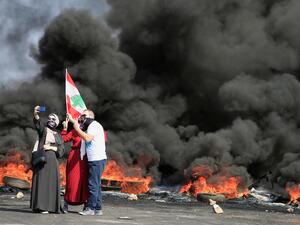 لا يزال عدد من الطرقات مقفلاً بالإطارات المشتعلة على الرغم من محاولة القوى الأمنية فتح معظمها