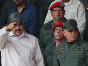 وتعترف الولايات المتحدة وغيرها من دول الغرب بزعيم المعارضة خوان جوايدو رئيسا شرعيا لفنزويلا.