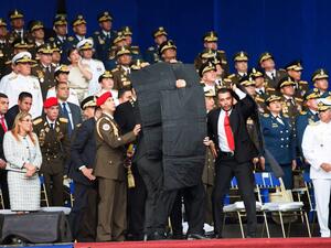  الجنديان لوك دينمان (34 عاما) وآيرن بيري (41 عاما) بين 17 شخصا أوقفهم الجيش الفنزويلي