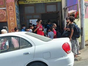 اطفال امام احد المسابح مع فتح بعض القطاعات الرياضية