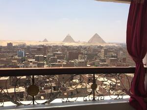 ويقع المبنى المنهار يقع في شارع قصر النيل وسط المدينة.