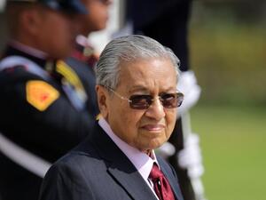  رئيس وزراء ماليزيا الأسبق مهاتير محمد،   يبلغ من العمر 95 عاما