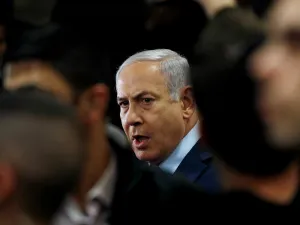 وبحسب السيناريو المقترح، يتولى غانتس منصب رئيس الوزراء في حال توجيه الاتهام لنتانياهو.
