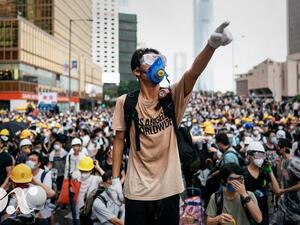 يأتي ذلك في اطار خطوة جديدة لمواجهة تشديد الصين قبضتها الأمنية على المدينة التي تتمتع بحكم شبه ذاتي