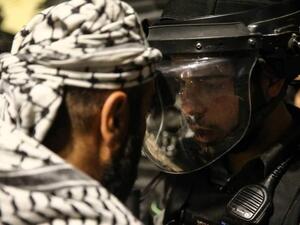 اندفع عشرات الجنود بالاعتداء على المواطنين بوحشية