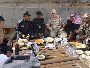 العاهل الأردني يأكل قلاية البندورة