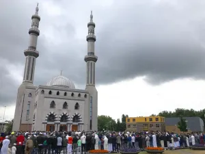 يمينيون متطرفون يعلقون لافتات مناهضة للإسلام على أحد المساجد بهولندا