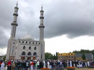 يمينيون متطرفون يعلقون لافتات مناهضة للإسلام على أحد المساجد بهولندا