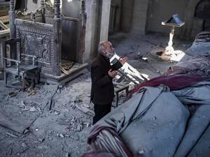 رجل ستيني يصلي داخل كاتدرائية متضررة من القصف في شوشة في أذربيجان 