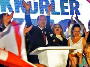 آرسين تتار متوجها إلى أنصاره بعد فوزه بالانتخابات