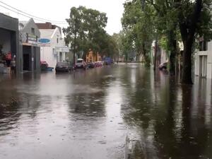 أستراليا تواجهه فيضانات وإعصار استوائي قوي